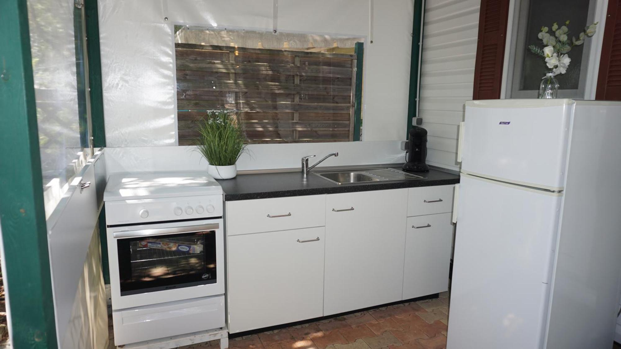 Chalets Met Buitenkeuken Op Camping Lei Suves - Joycasa Roquebrune-sur Argens Oda fotoğraf