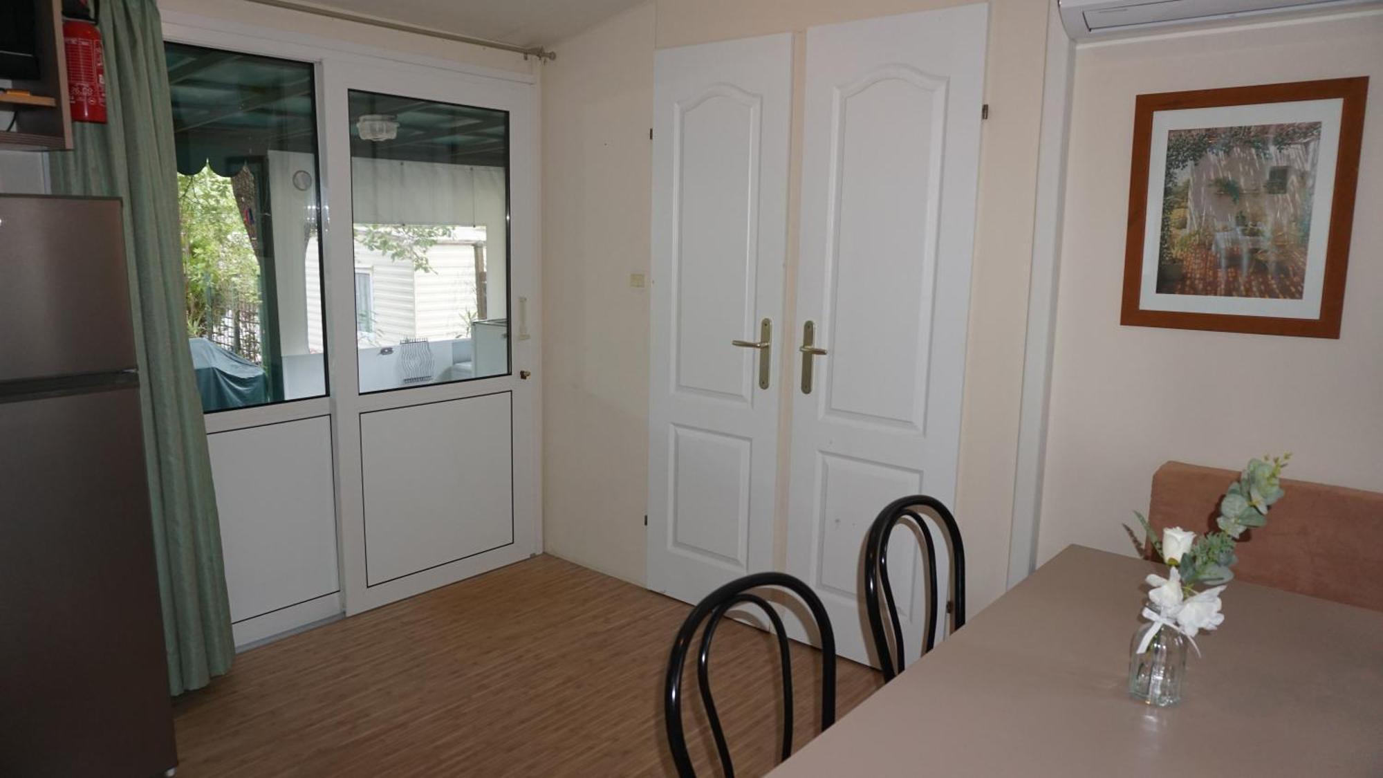 Chalets Met Buitenkeuken Op Camping Lei Suves - Joycasa Roquebrune-sur Argens Oda fotoğraf