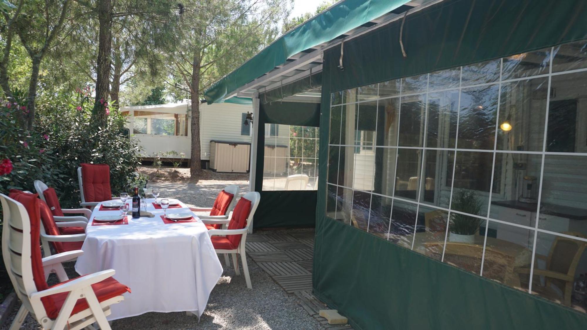 Chalets Met Buitenkeuken Op Camping Lei Suves - Joycasa Roquebrune-sur Argens Oda fotoğraf