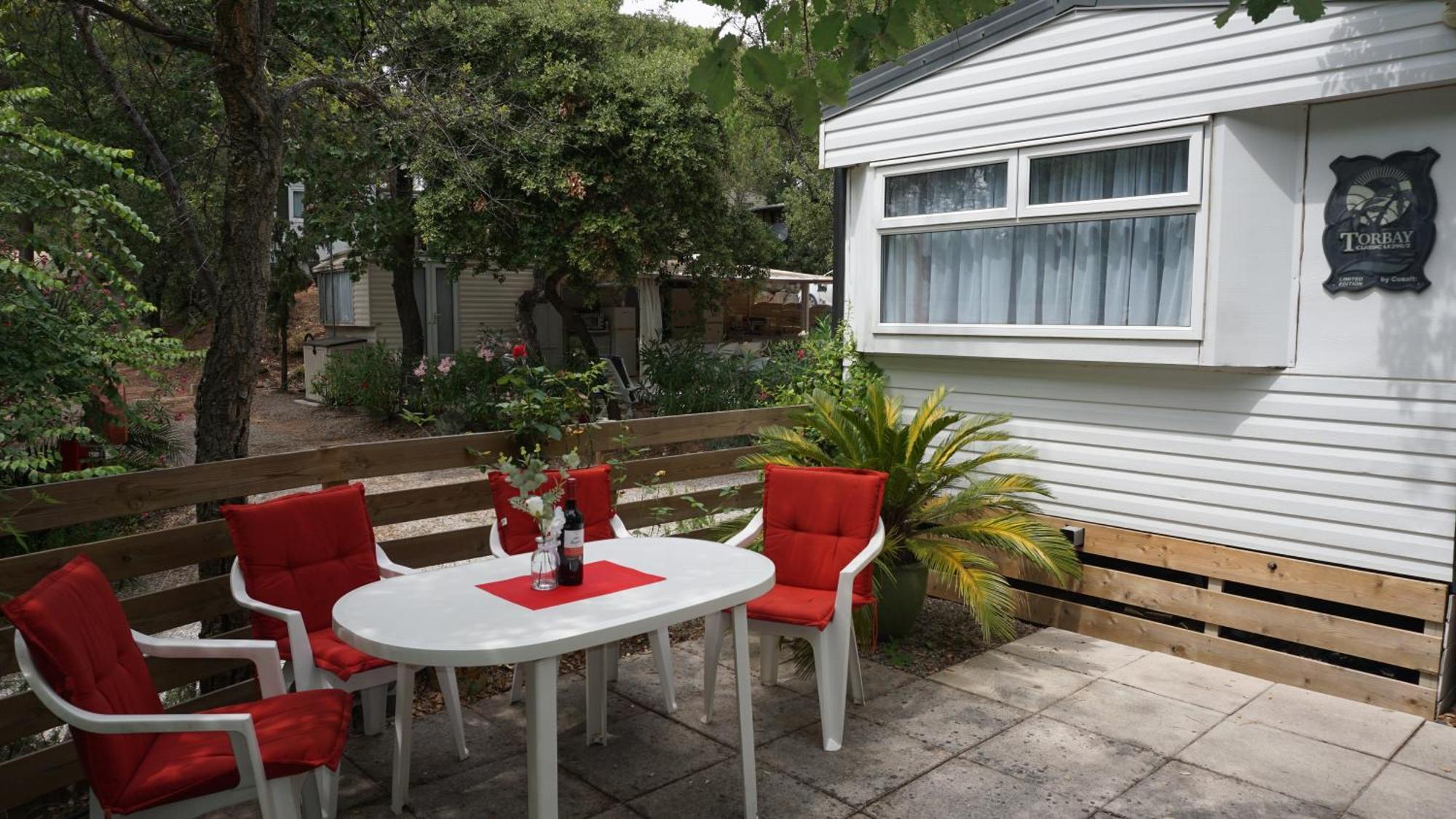 Chalets Met Buitenkeuken Op Camping Lei Suves - Joycasa Roquebrune-sur Argens Oda fotoğraf