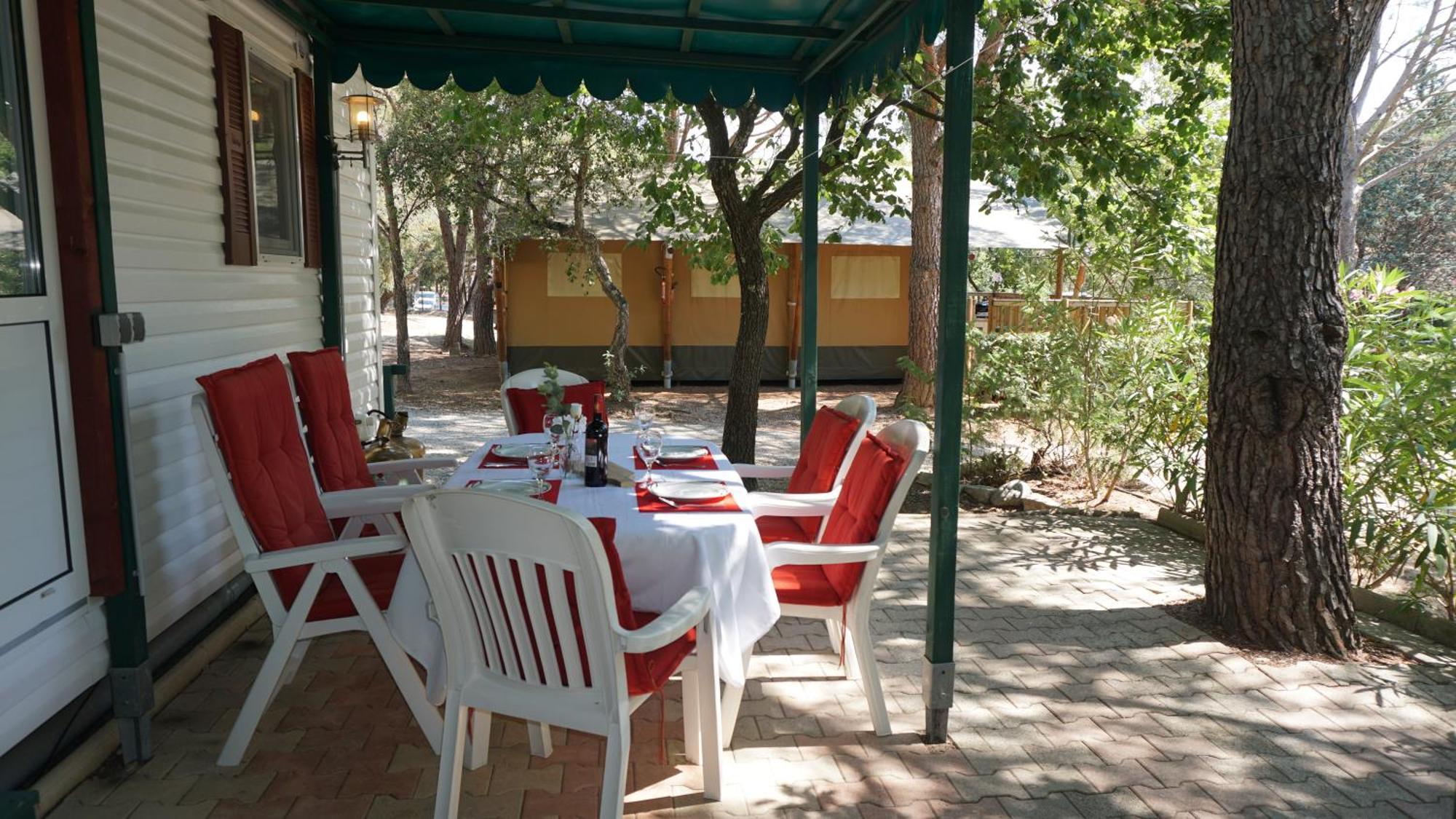 Chalets Met Buitenkeuken Op Camping Lei Suves - Joycasa Roquebrune-sur Argens Oda fotoğraf