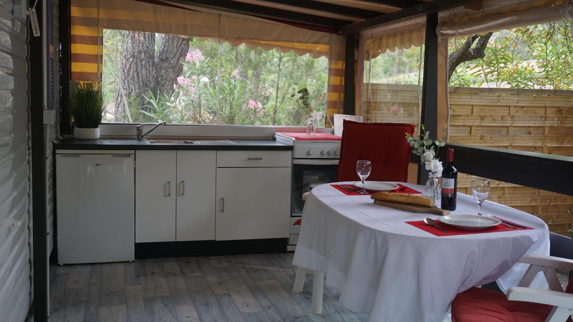 Chalets Met Buitenkeuken Op Camping Lei Suves - Joycasa Roquebrune-sur Argens Oda fotoğraf